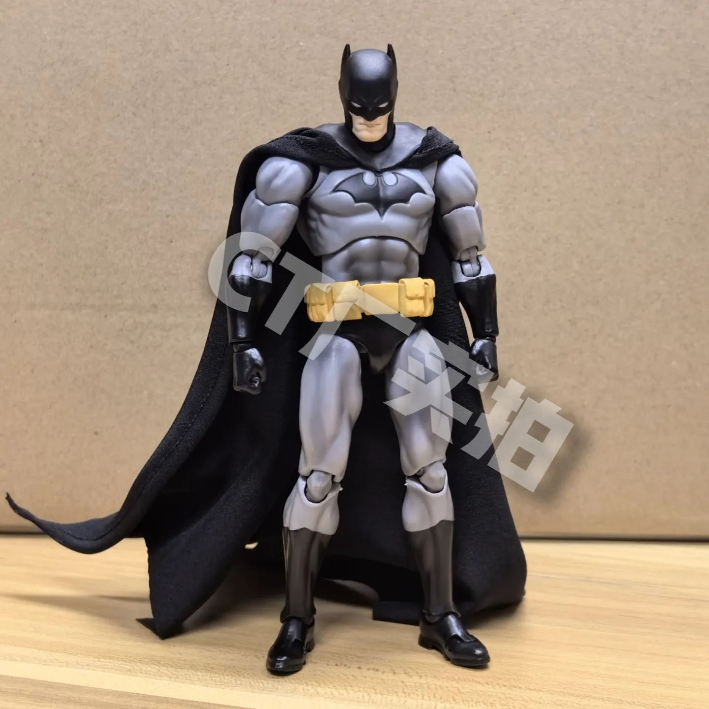 MAFEX Batman Hush Ver. Figure - DC Justice League Action Collectible - Image 4