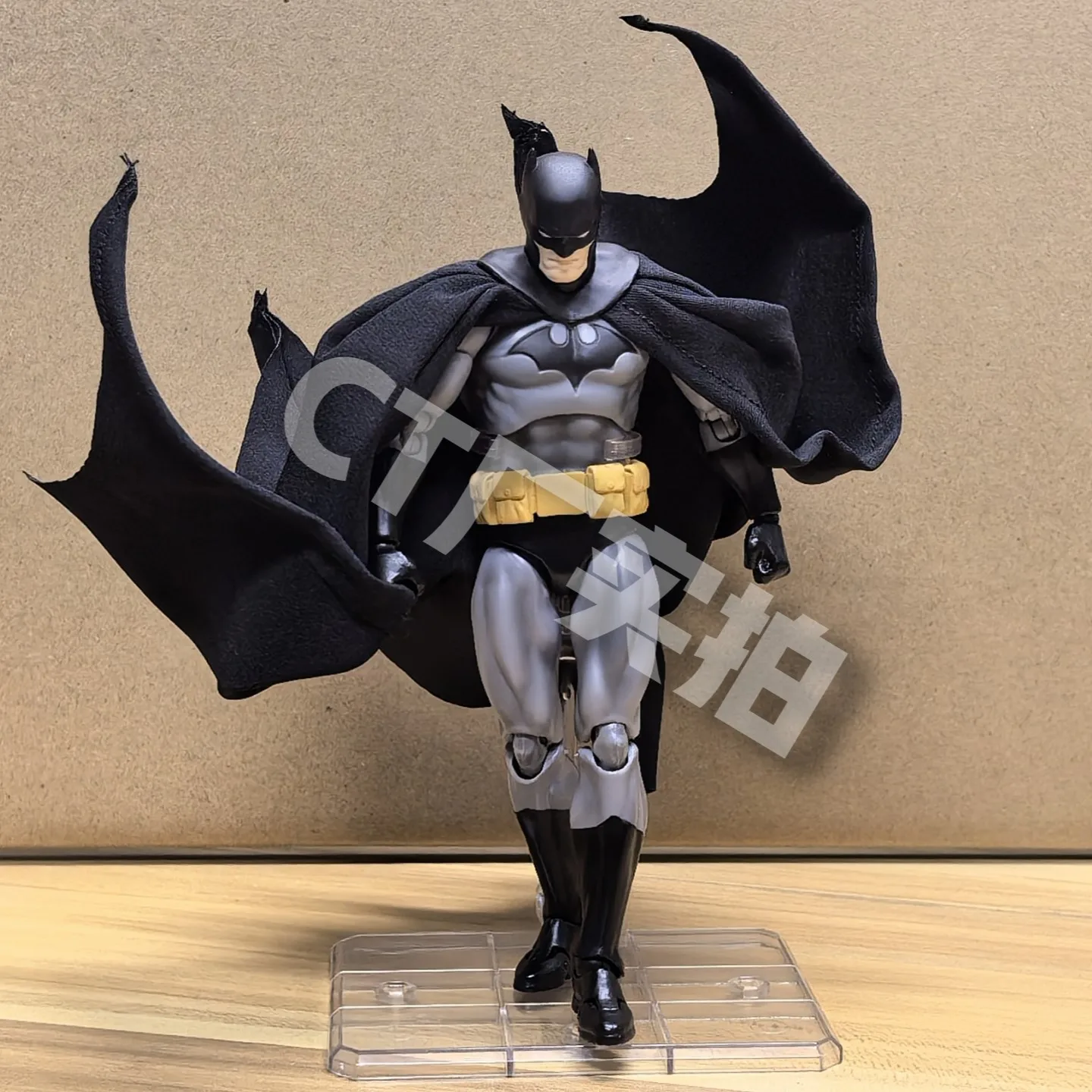 MAFEX Batman Hush Ver. Figure - DC Justice League Action Collectible - Image 3
