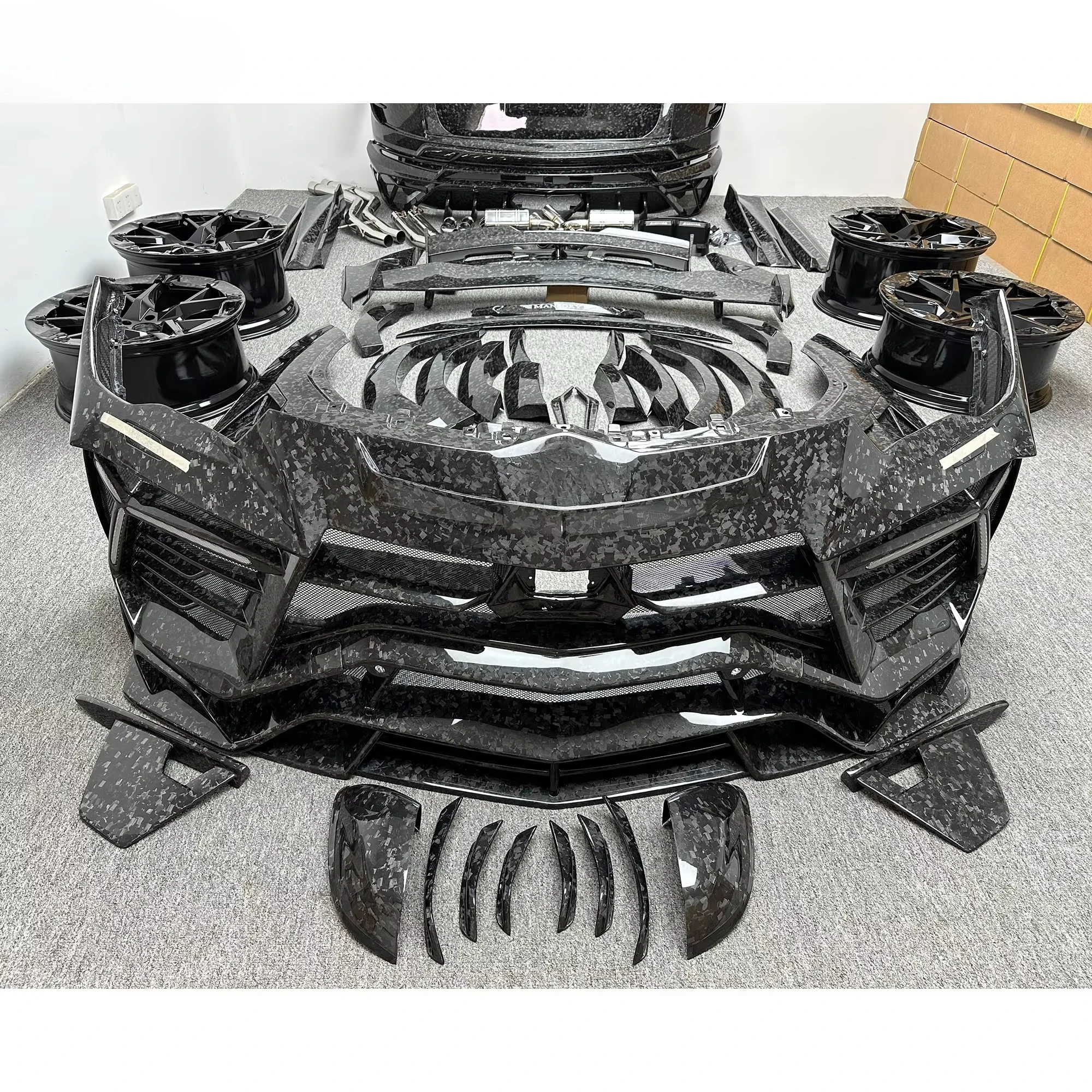 Dry Forged Carbon Fiber Gen III Body Kit for Lambo URUS - Image 4