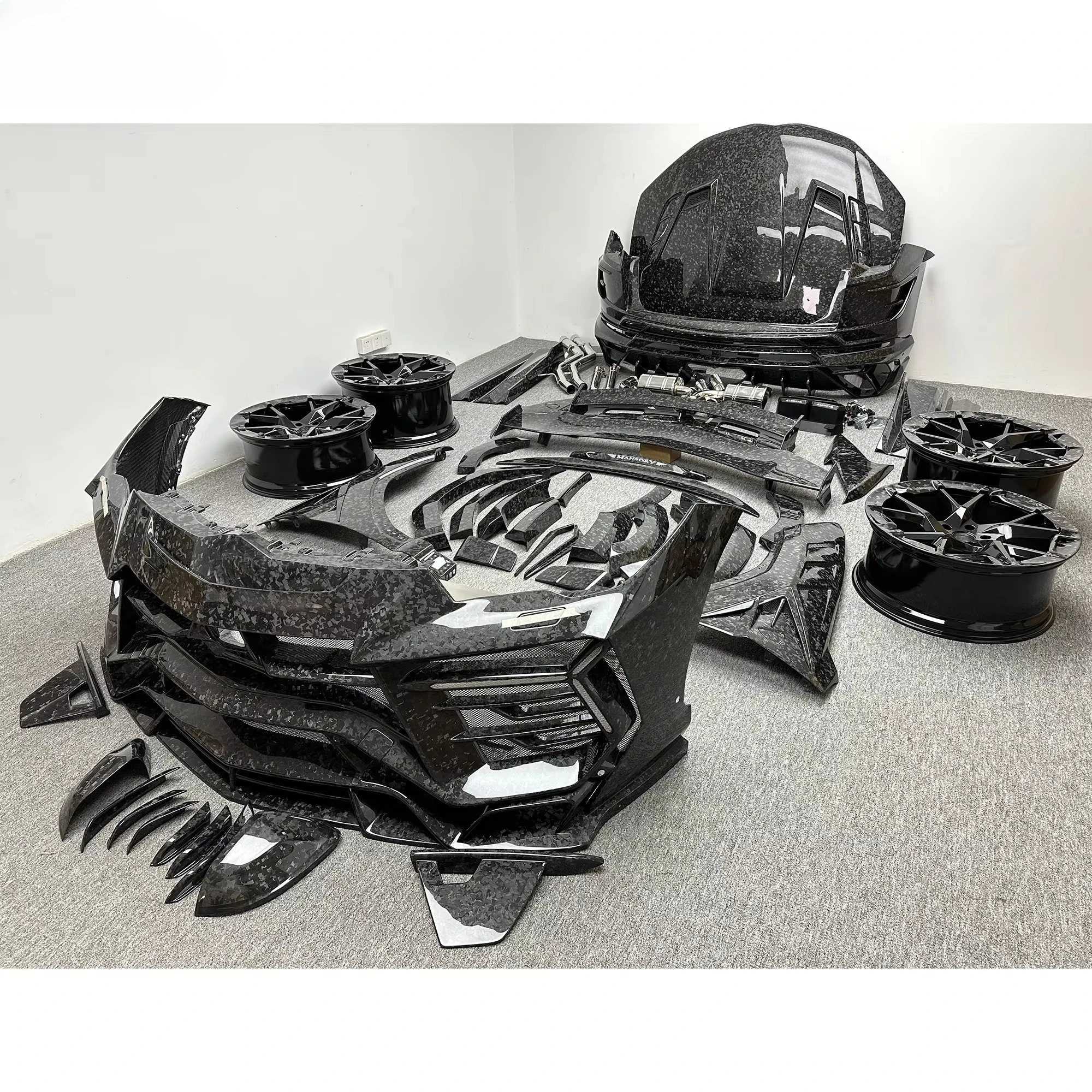 Dry Forged Carbon Fiber Gen III Body Kit for Lambo URUS - Image 3